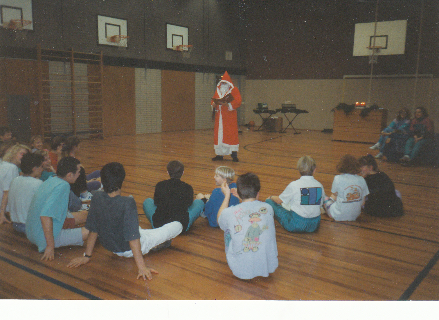 1992 Nikolaus in der Sporthalle