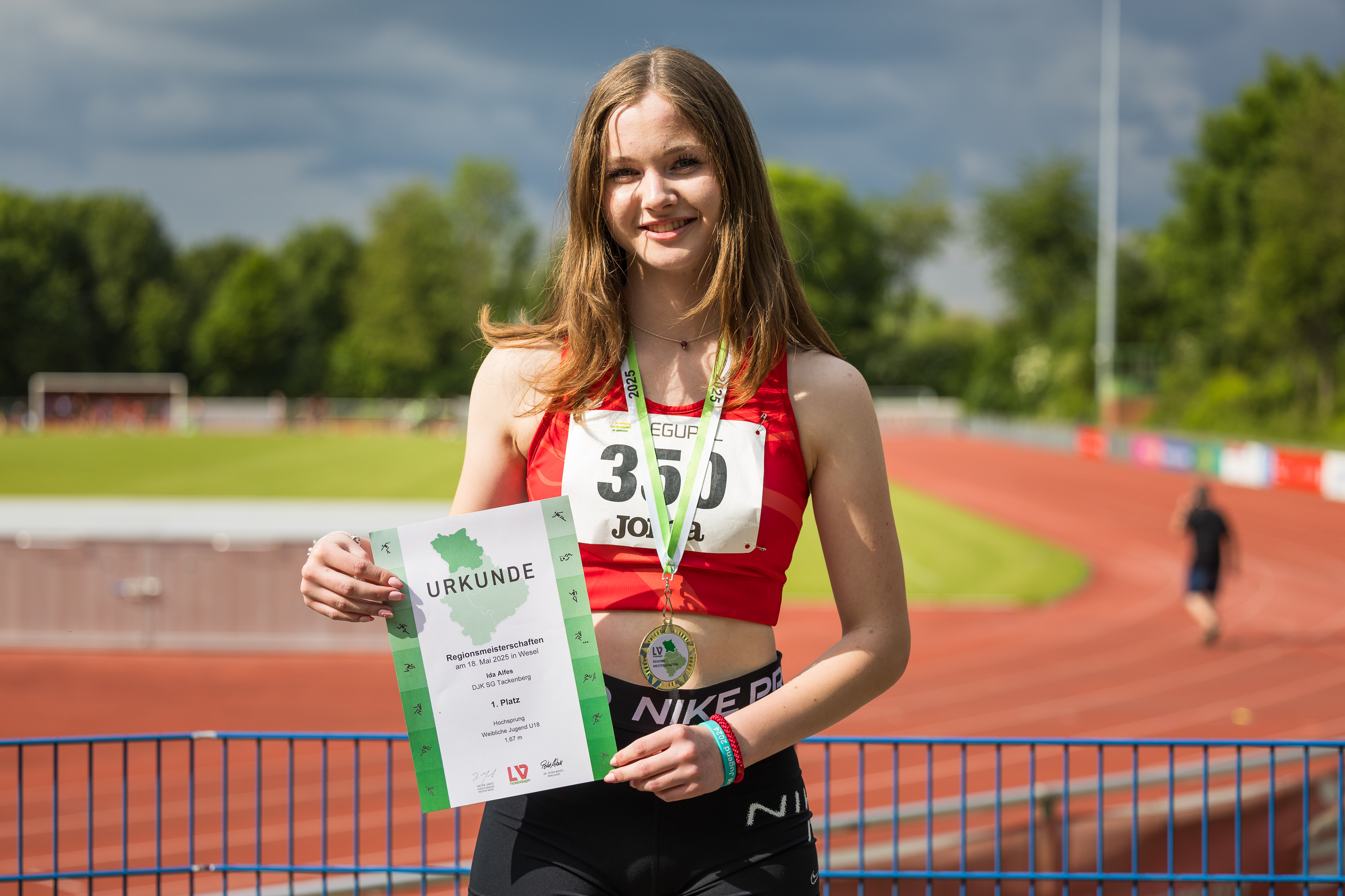 Siegerehrung: Ida Alfes erhält die Goldmedaille für ihre Leistung im Hochsprung bei den Regionsmeisterschaften.​
