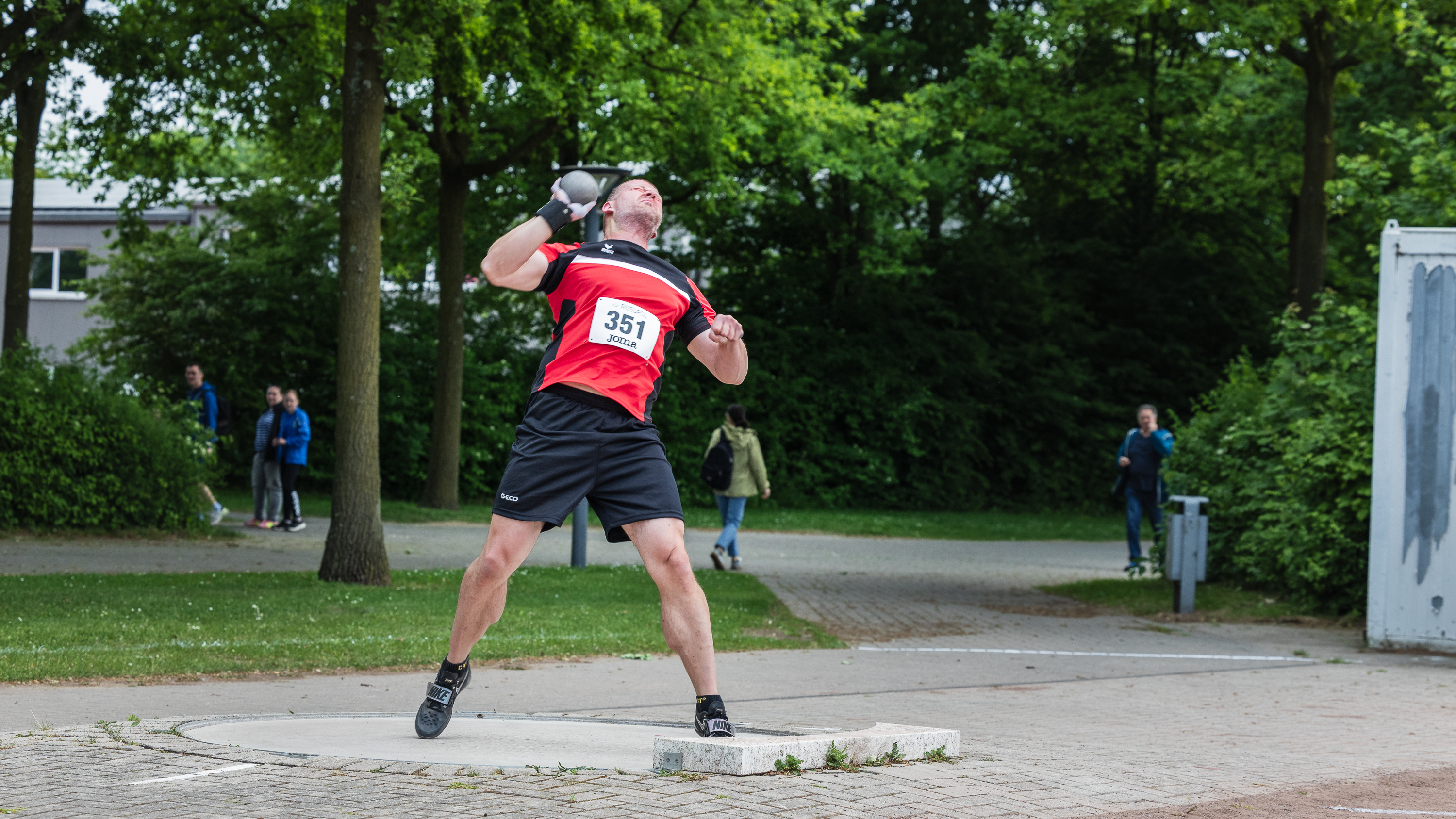 Sebastian Brackmann beim Kugelstoßen, erzielt 10,86 m und gewinnt Bronze bei den Regionsmeisterschaften.​