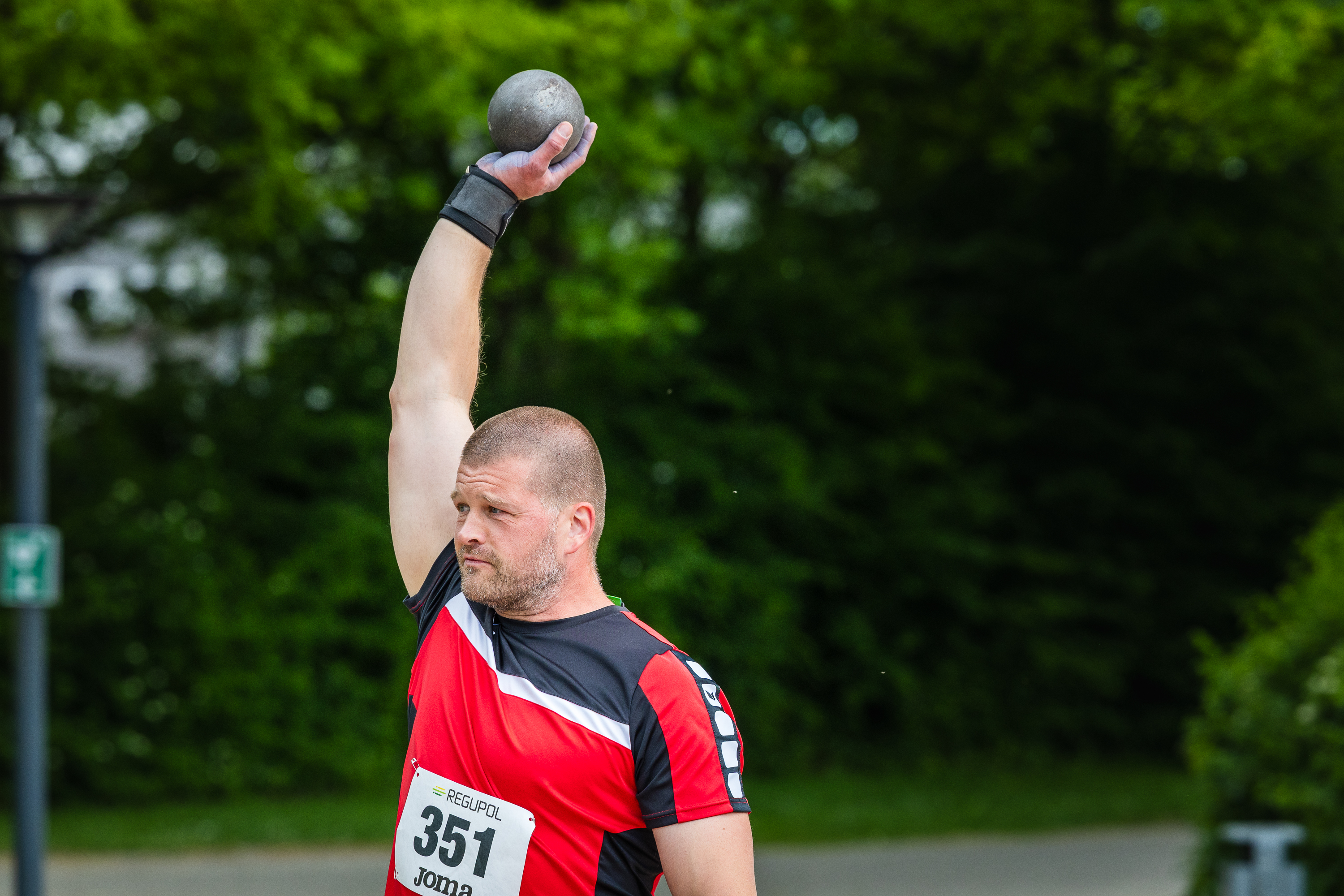 Sebastian Brackmann beim Kugelstoßen, erzielt 10,86 m und gewinnt Bronze bei den Regionsmeisterschaften.​