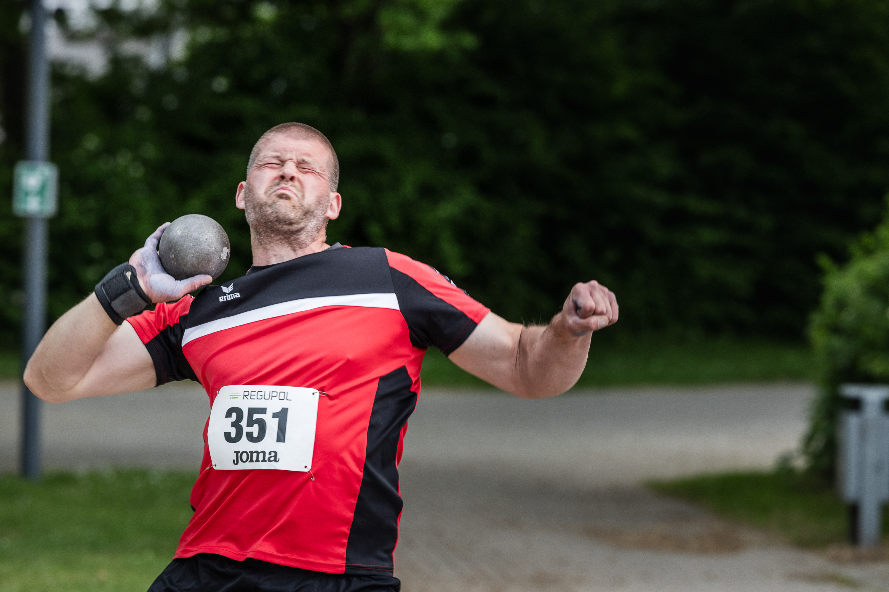 Sebastian Brackmann beim Kugelstoßen, erzielt 10,86 m und gewinnt Bronze bei den Regionsmeisterschaften.​