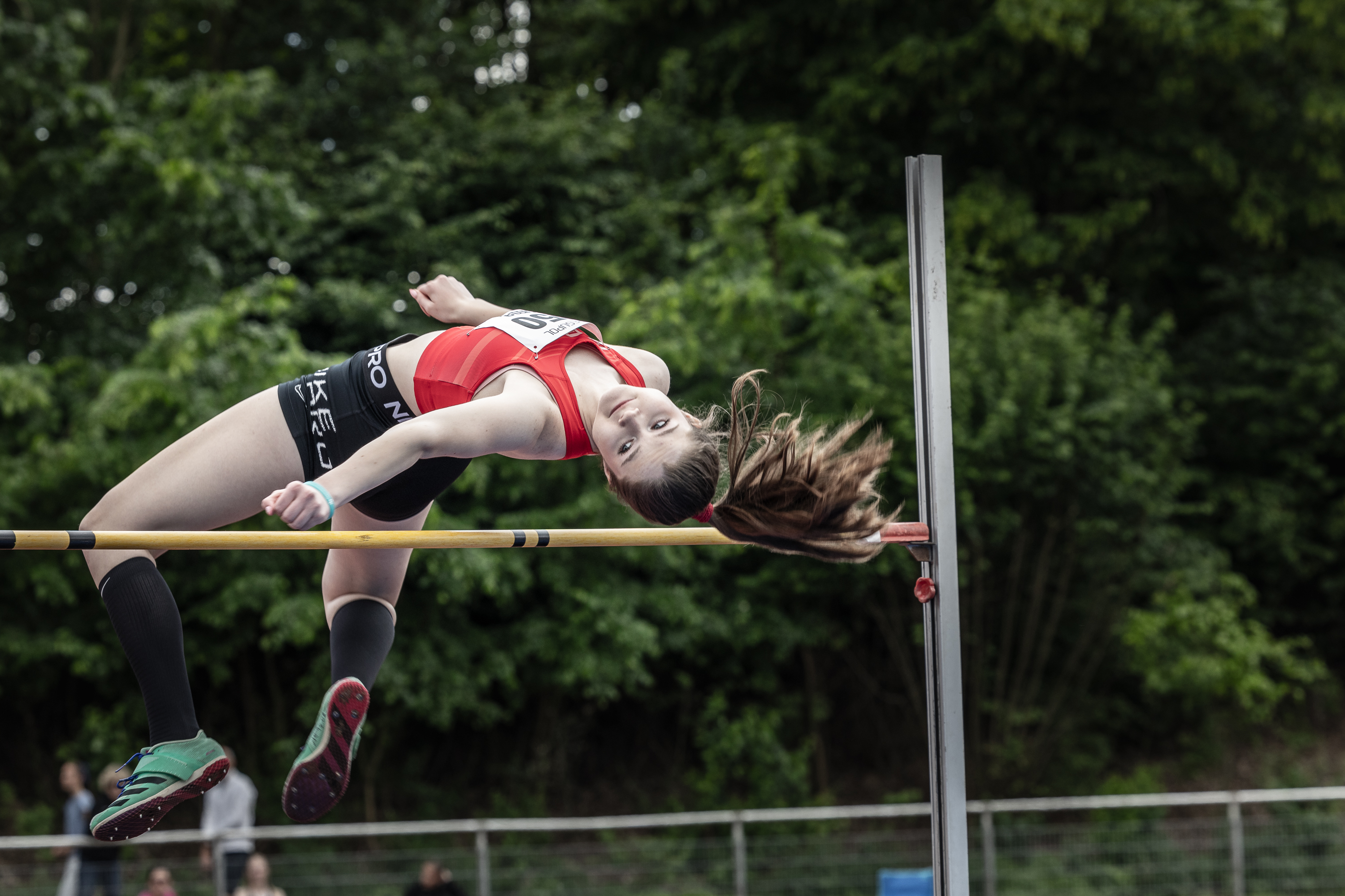 Ida Alfes beim Hochsprung, überquert fehlerfrei die Latte auf dem Weg zur Regionsmeisterschaft mit 1,67 m.